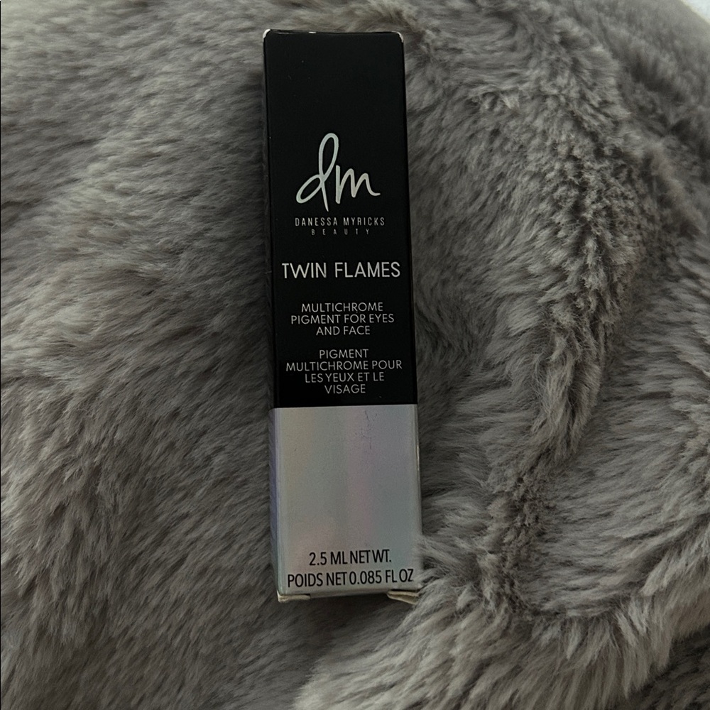 Danessa Myricks Beauty Twin Flames Multichrome Pigment
Color, sweetheart